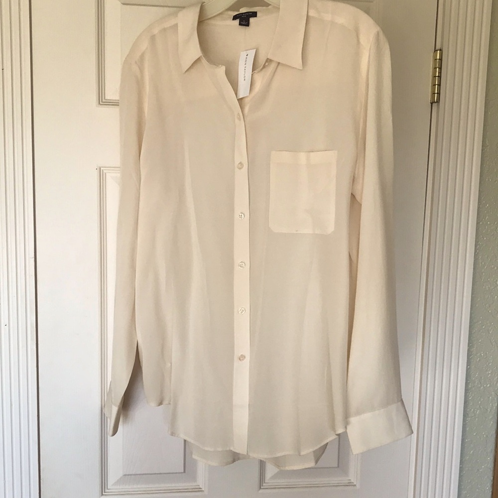 AnnTaylor Silk Cream Shirt size Large. New with Tags .
Never worn